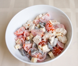 Салат с курицей, сыром, грибами и помидорами