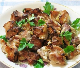 Шашлык в духовке на луковой подушке