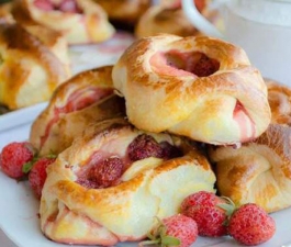 Булочки с клубникой